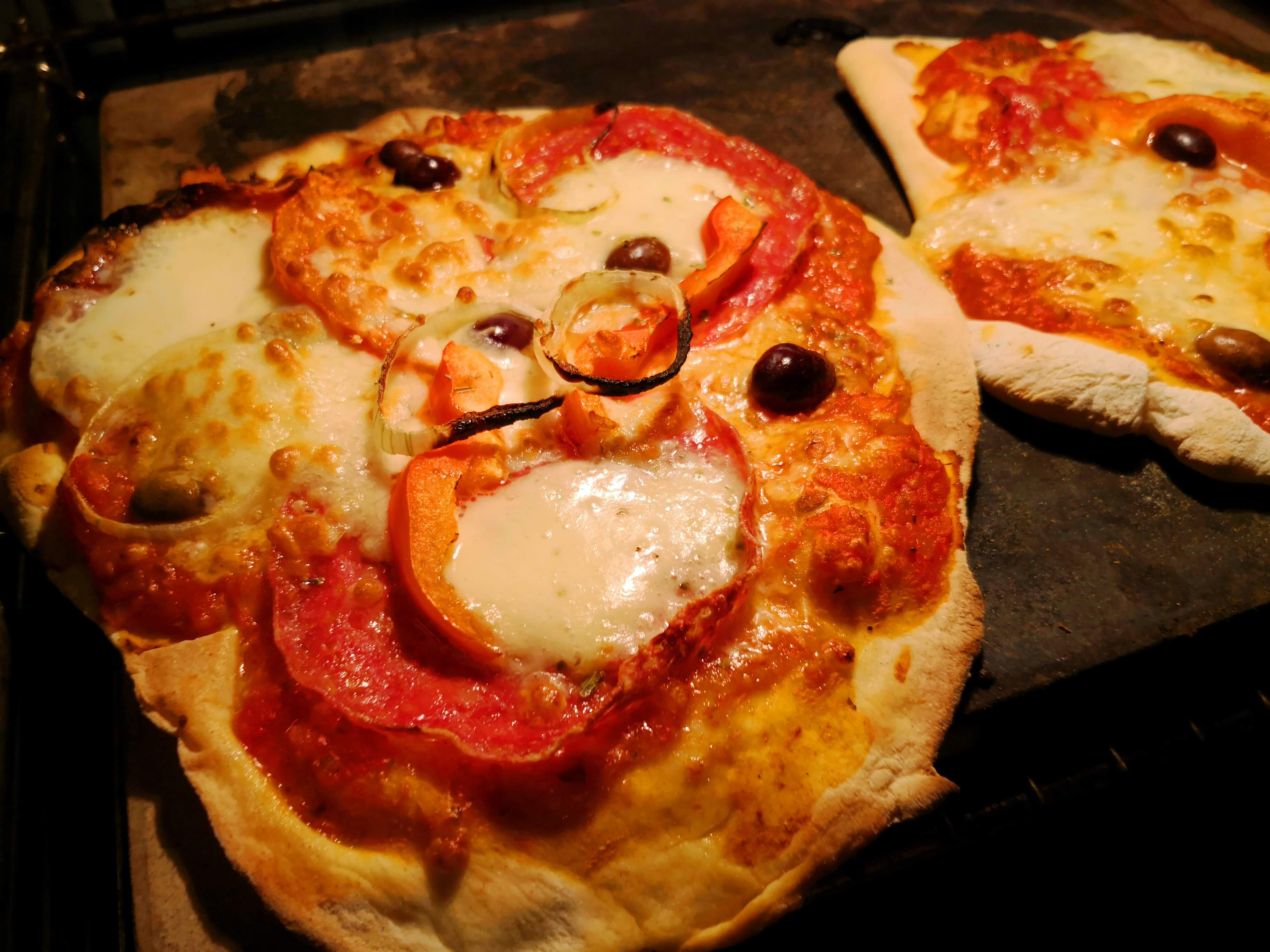 Holzofenpizza Pizza Pazza Verrückte Pizza nach Art des