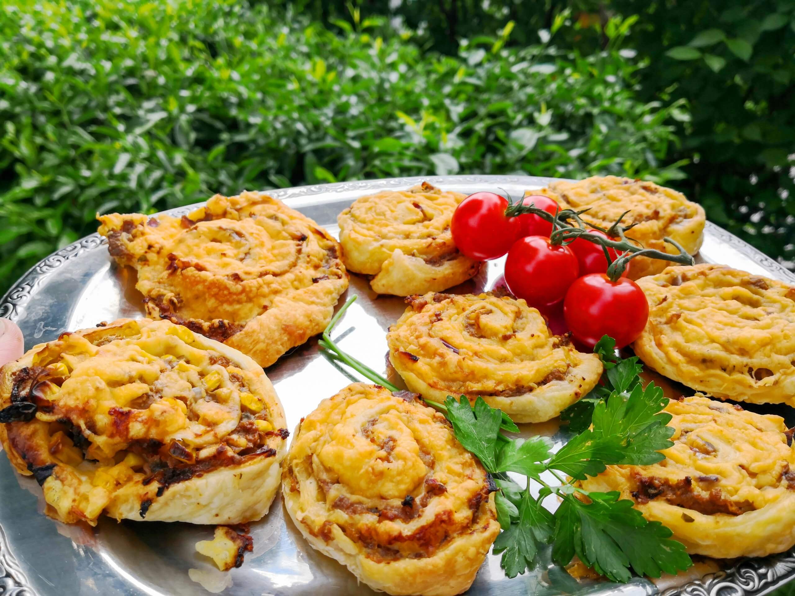 Blätterteigschnecken mit mexikanischer Hackfleisch-Käse-Füllung