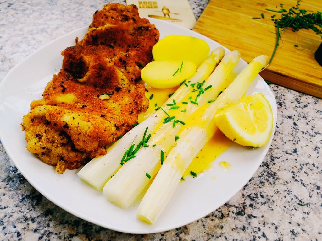 Spargel mit Wiener Schnitzel und Sauce Hollandaise