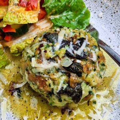 Spinatknödel mit Salbeibutter - Serviervorschlag