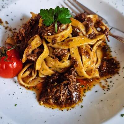 Stracotto di manzo aus dem Dutch Oven - Serviervorschlag