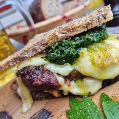 Reuben Burger mit Liebstöckel-Pesto - Serviervorschlag